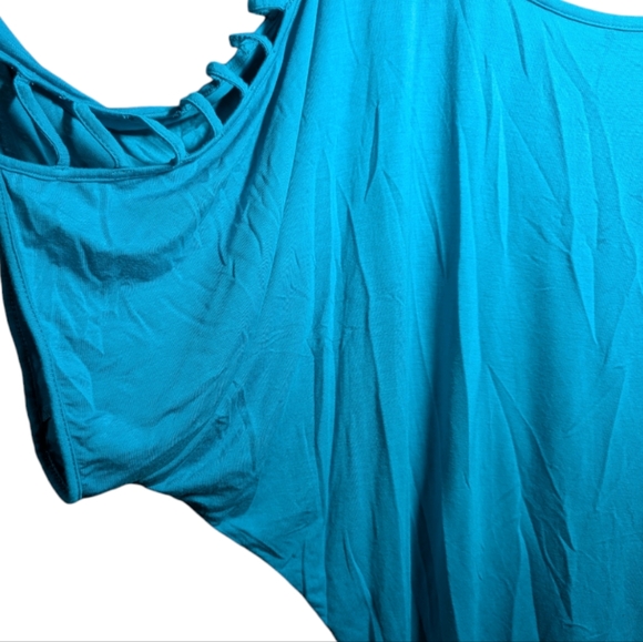 Bebe Capri Breeze Blue Cut-Out Sleeve Top ๐โจ๐ด - Picture 6 of 11